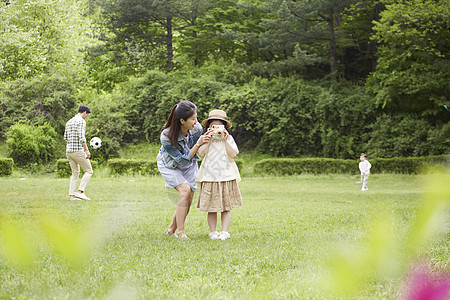 宝丽来公园里拍照的母女背景