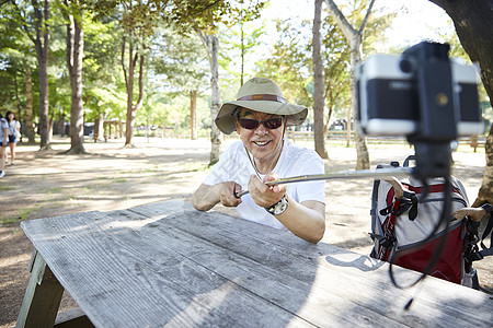心系球队，养伤的穆西亚拉社媒晒在家中观看拜仁vs巴黎
