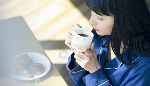 居家喝咖啡的年轻女子图片