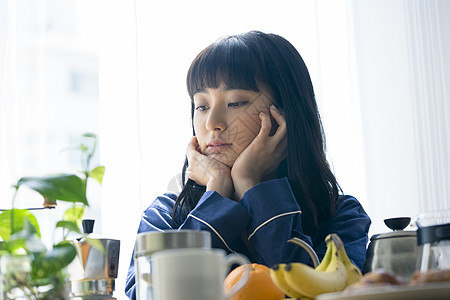 托着脸思考的少女图片