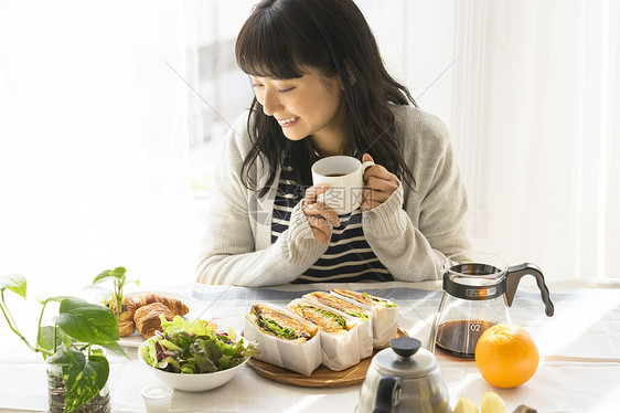 居家享用早餐的青年女子图片