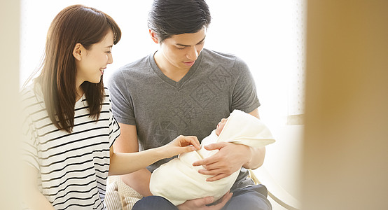 年轻夫妻抚养婴儿宝宝图片