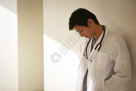 医院疲惫的一位男医生图片