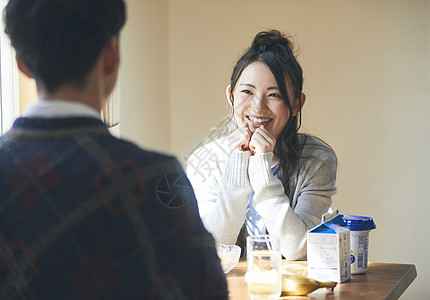 朋友聊天情侣两个人丰胸夫妻生活早餐背景