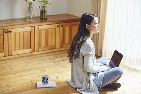 居家女性在家用笔记本电脑办公图片