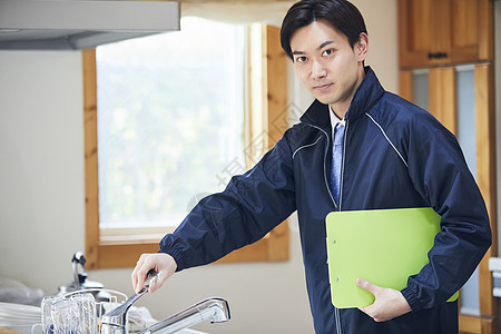 房屋中介人员正在检查厨卫餐具背景图片