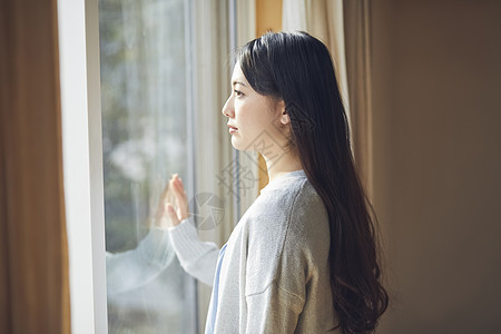 窗户边的女人图片