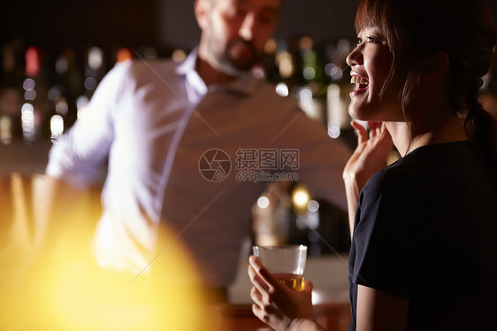 20多岁肖像上等妇女在酒吧喝酒图片