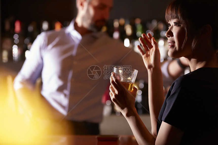 吞咽男男妇女在酒吧喝酒图片