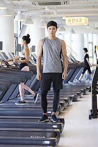 皇马后防无力！索博任意球助攻，麦卡头球抢点破门VAR确认有效