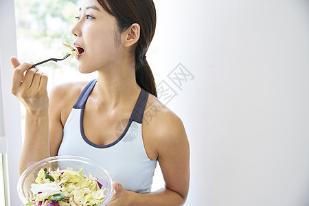 记者：初步诊断阿什拉夫没有骨折，但还需接受更多检查确定伤情