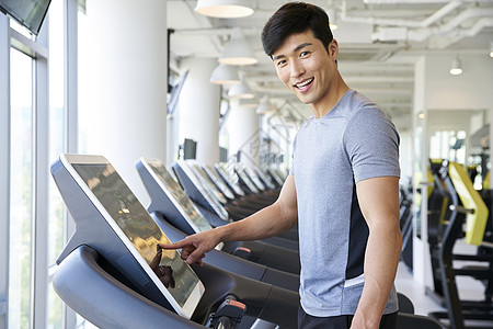 内维尔：与库尼亚和姆伯莫等夏窗新援相比，舍什科的表现差距很大