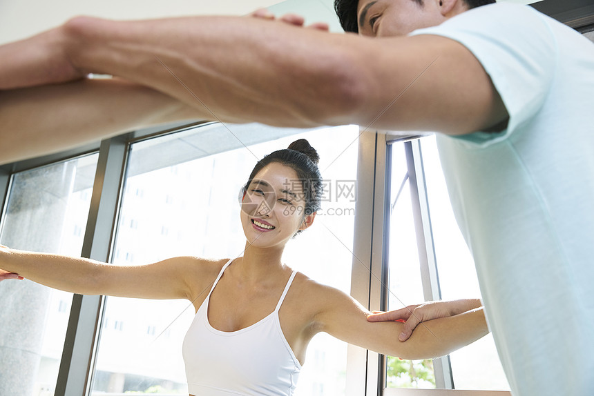 年轻男女在健身图片