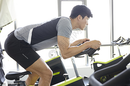 居莱尔在罗伯逊防守下禁区内倒地，裁判没有表示