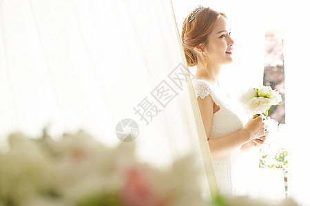 拿着手捧花的美丽新娘形象图片