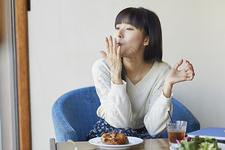 年轻女子在咖啡馆吃下午茶图片