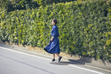 流行户外亚洲一个女人走路图片