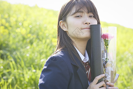 草丛中高中制服女学生图片