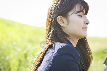 草丛中高中制服女学生图片