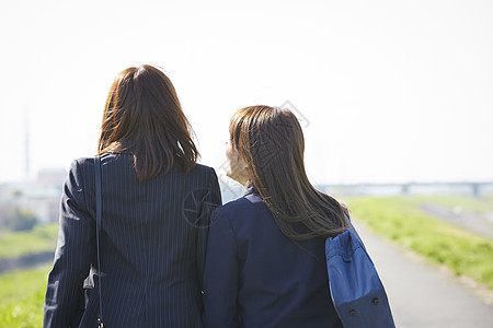 年轻妈妈通勤上学路堤清澈女和学校的女生背景