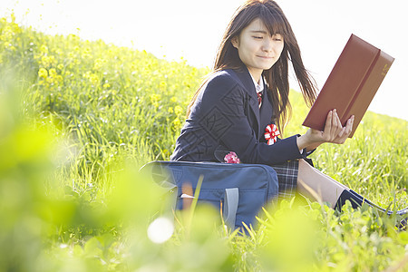 穿校服的女高中生图片