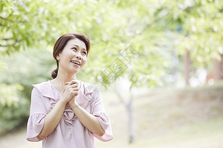 在户外有气质的中年女性图片