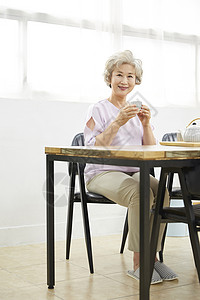 客厅水壶超时生活女人老人韩国人图片