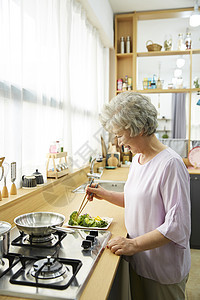判断厨房支架生活女人老人韩国人图片