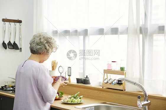 厨房桌子住房生活女人老人韩国人图片
