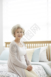床负责人上身生活女人老人韩国人笑高清图片素材