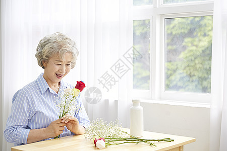 gypsophila拇指微笑生活女人老人韩国人图片