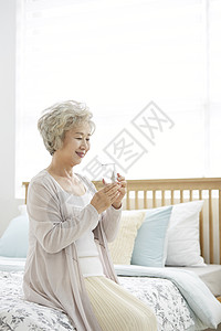 举起气态的气体质笑生活女人老人韩国人背景图片