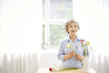 客厅店员窗生活女人老人韩国人图片