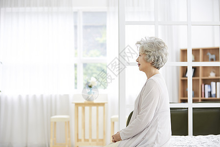 白发清醒清醒书架生活女人老人韩国人床高清图片素材