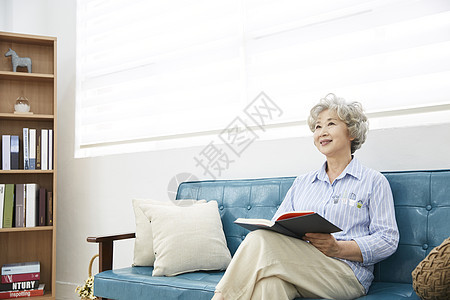 坐垫坚定的凝视盯着看生活女人老人韩国人图片