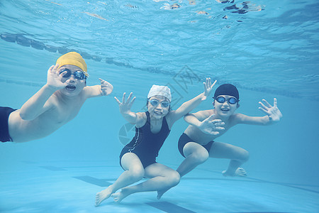 三个人游泳镜玩耍孩子们喜欢游泳图片