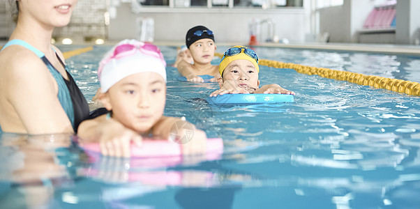 马车亚洲人孩子游泳儿童游泳图片