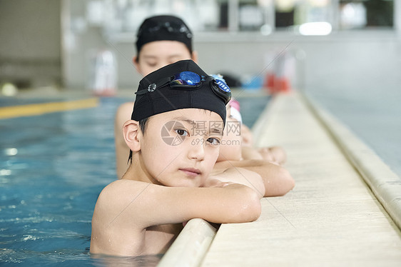 老师在游泳馆里教小朋友学游泳图片