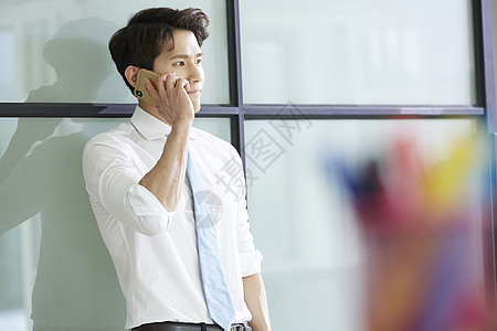 打电话的男人穿着西装衬衫打电话的商务男性背景