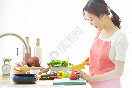 活力少女案板上切蔬菜的女性背景