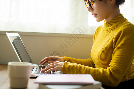 居家办公使用电脑的年轻女性图片