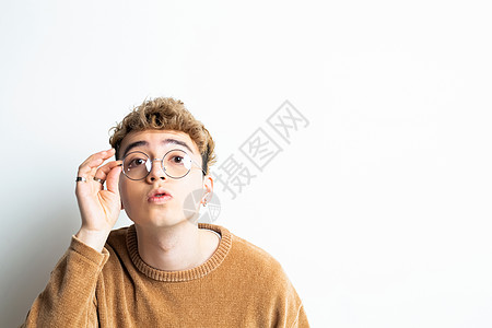 戴眼镜的青少年图片