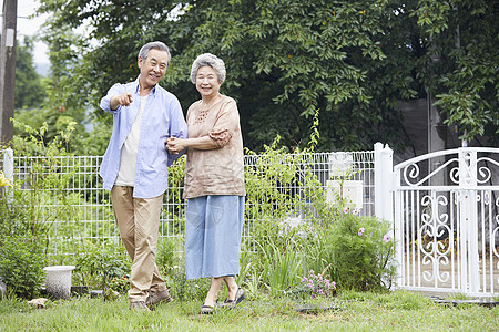 老年夫妇庭院里散步聊天图片