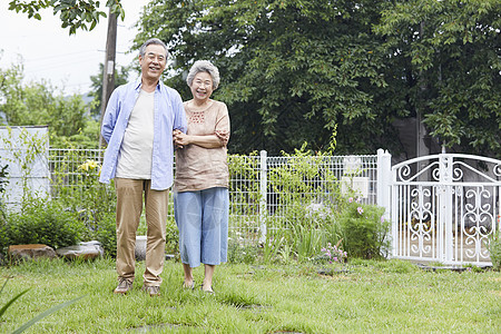 老年夫妇庭院里散步聊天图片