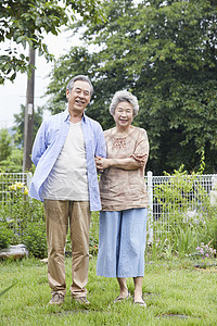 老年夫妇庭院里散步聊天图片