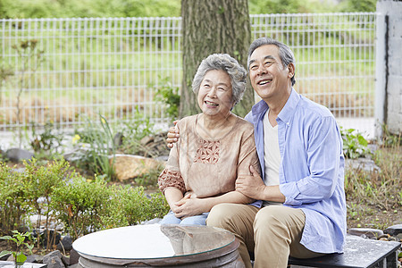 老年夫妇庭院里休息聊天图片