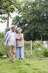 老年夫妇庭院散步图片