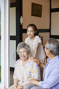 年轻人回家看望老年人图片