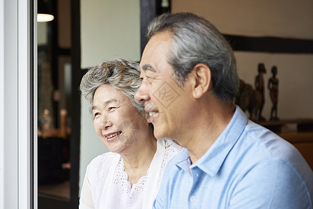 退休的老年夫妇图片