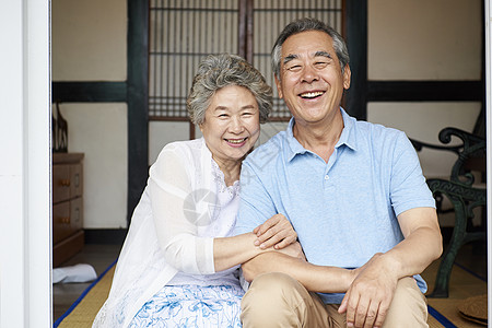 退休的老年夫妇图片